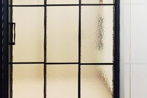 수내동 모던 거실의 변신: 초슬림 3연동 중문과 망입금사 유리 시공 후기