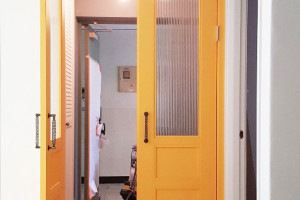 서울 중문 인테리어의 새로운 풍미! 모루세로유리와 블랙봉 손잡이로 완성하는 세련된 현관 도어