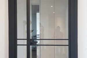 춘천 석사동 현대아파트의 세련된 슬림 비대칭 양개 중문: 블랙 프레임과 투명 강화유리의 완벽 조화
